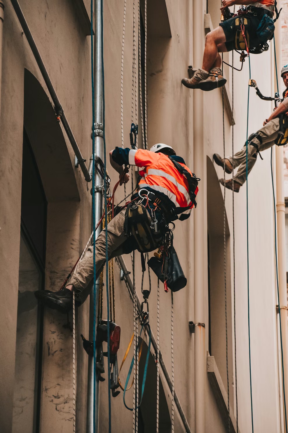 Elektrikář Tomáš Solař při práci – Sovepro elektroinstalace