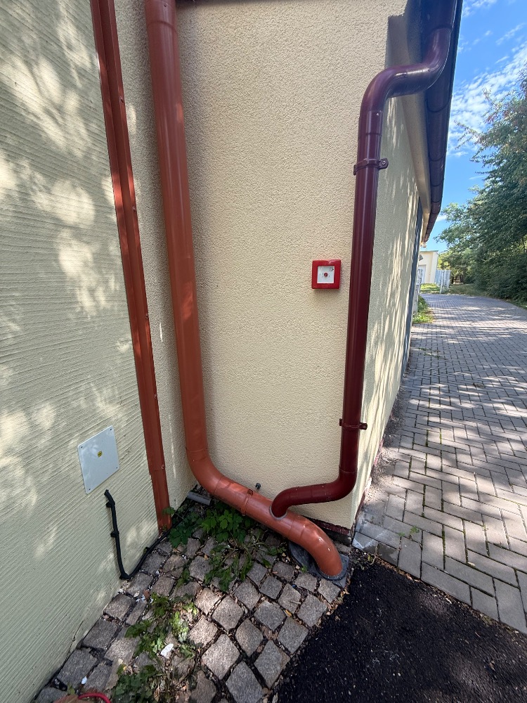 Instalace a montáž centrálního stop tlačítka