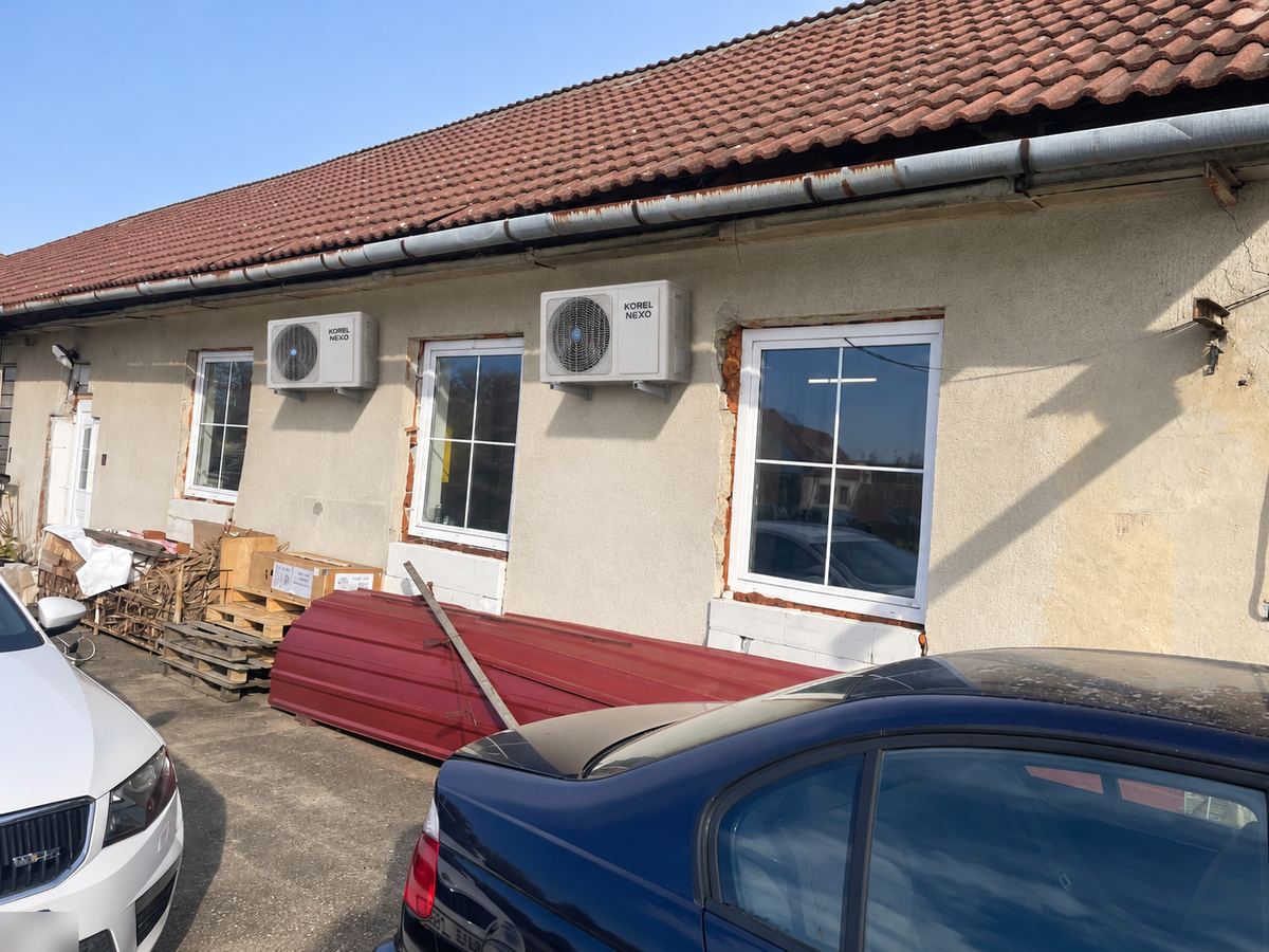 Dvě venkovní jednotky Korel Nexo na fasádě, Blatnice pod Svatým Antonínkem